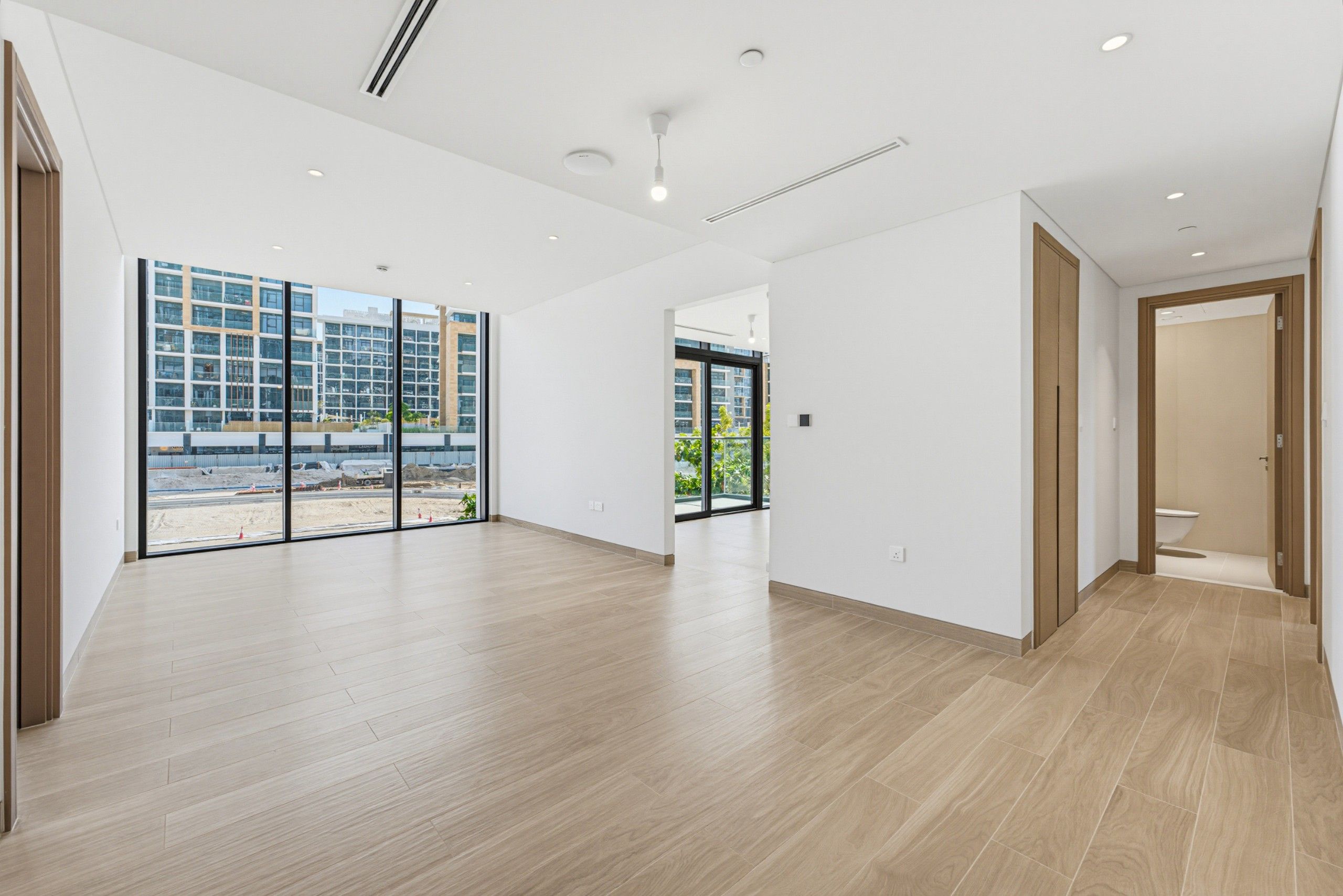 Large Layout 1,270 Sqft | 2 Bed | Skyline Views